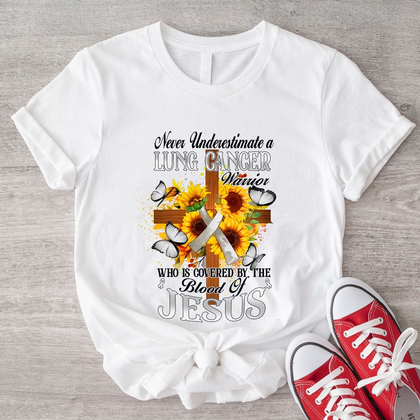 Nunca subestimes a un guerrero contra el cáncer de pulmón que está cubierto por la sangre de Jesús Camiseta de concientización sobre el cáncer de pulmón