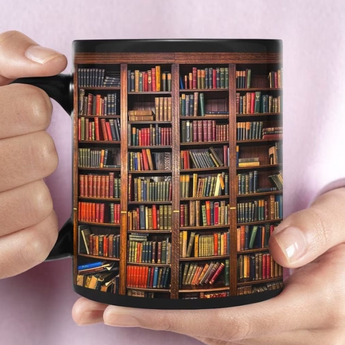Taza de café con libros de la biblioteca