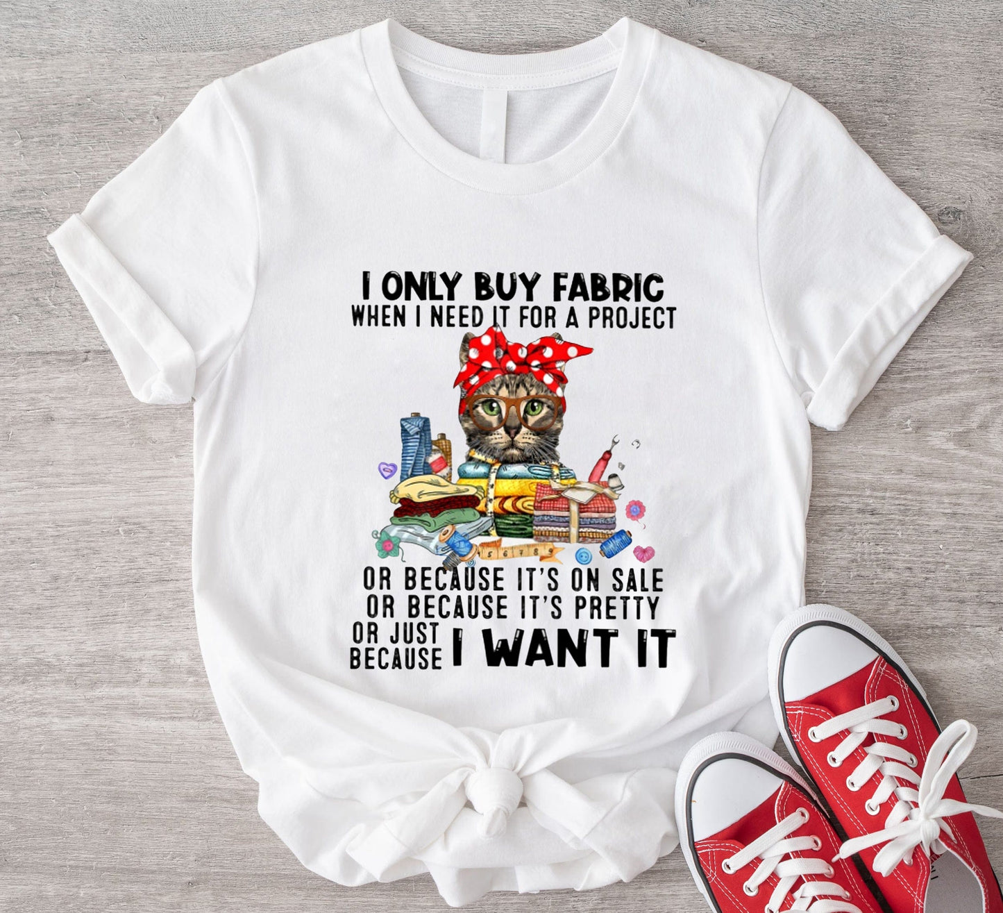 Solo compro tela cuando la necesito para un proyecto de costura de camisa de gato