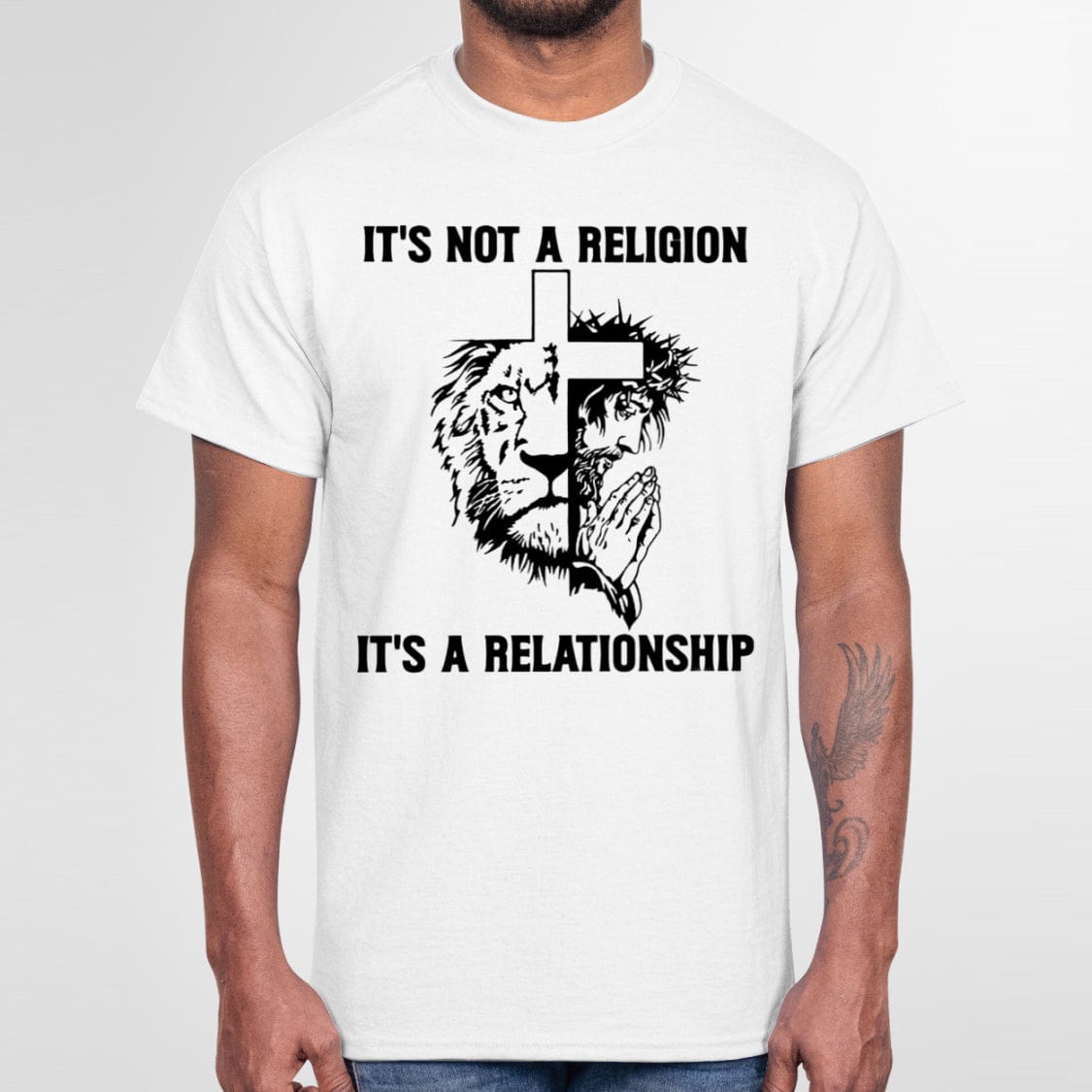 Camiseta cristiana para hombre con león y manos en oración: no es una religión, es una relación