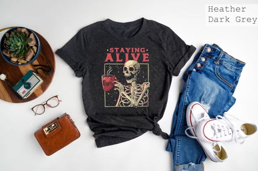 Camiseta divertida con esqueleto para amantes del café Staying Alive