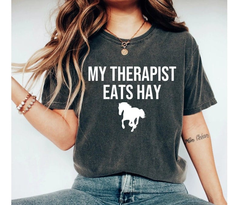 Camiseta Mi terapeuta come heno para caballos