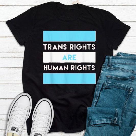 Los derechos trans son derechos humanos, camiseta del orgullo LGBT con la bandera transgénero