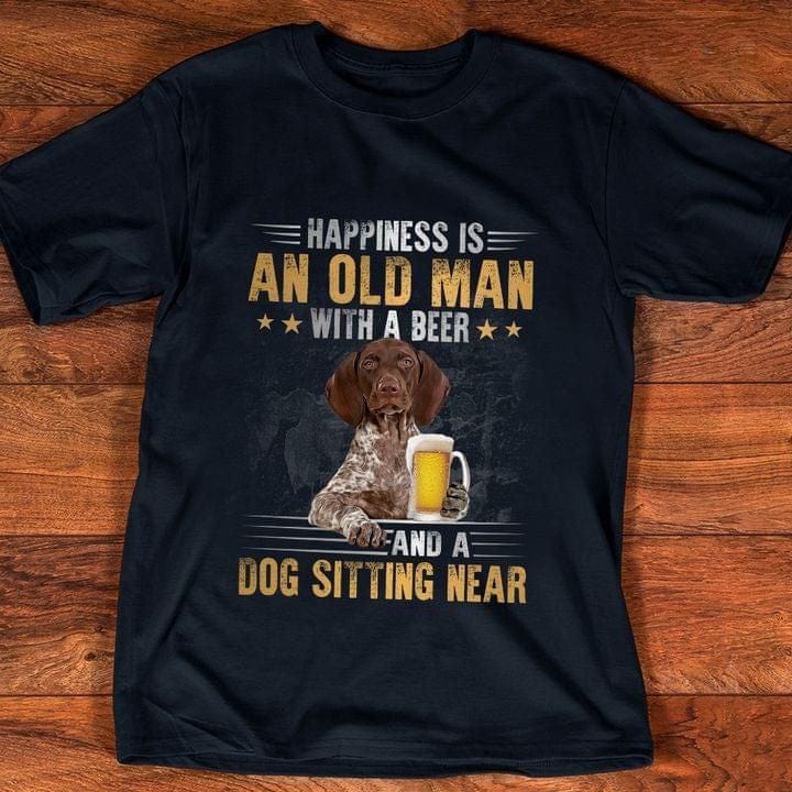 La felicidad es un anciano con una cerveza y un perro sentado cerca de una camiseta de pointer alemán de pelo corto