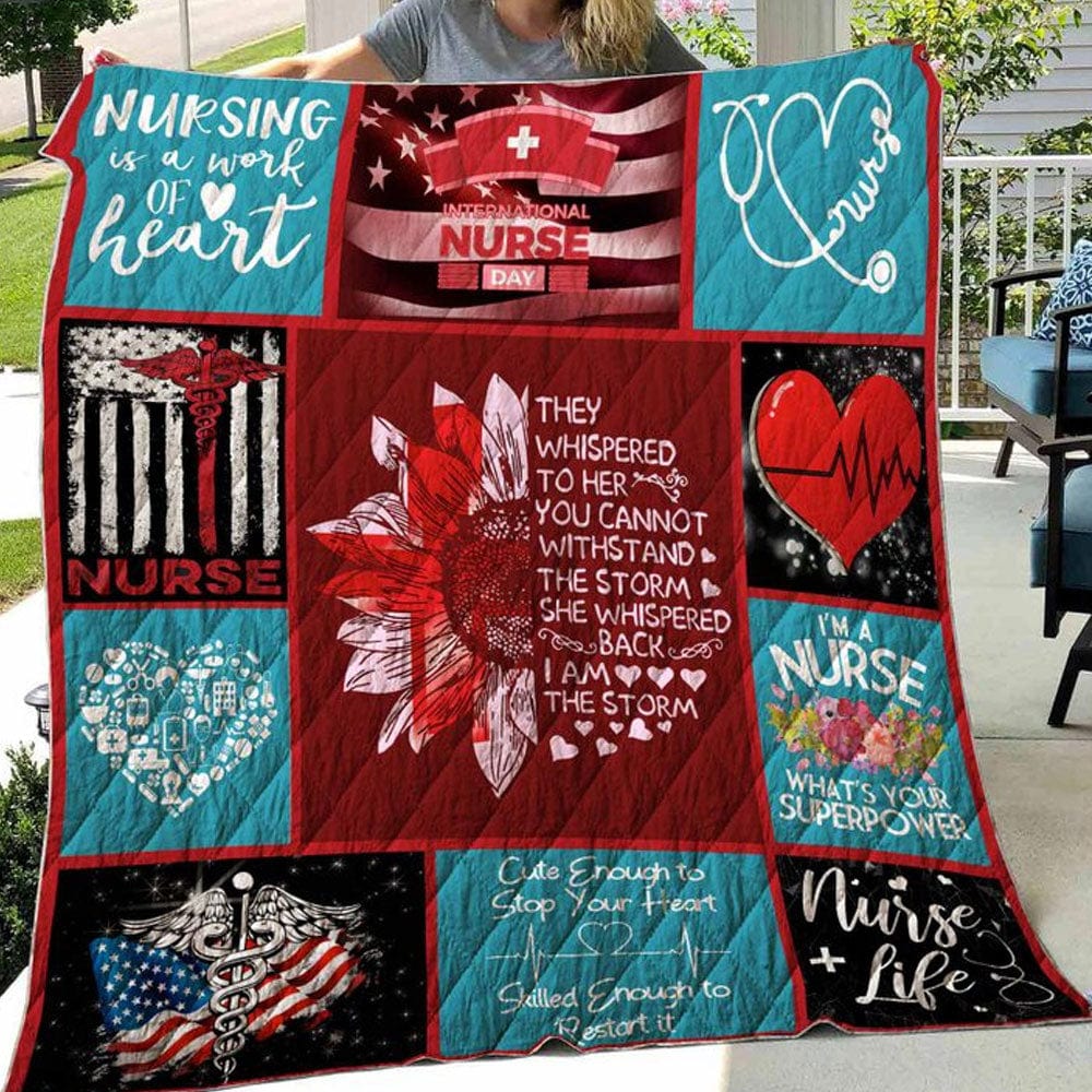 Manta de vellón y sherpa con motivo del Día Internacional de la Enfermería