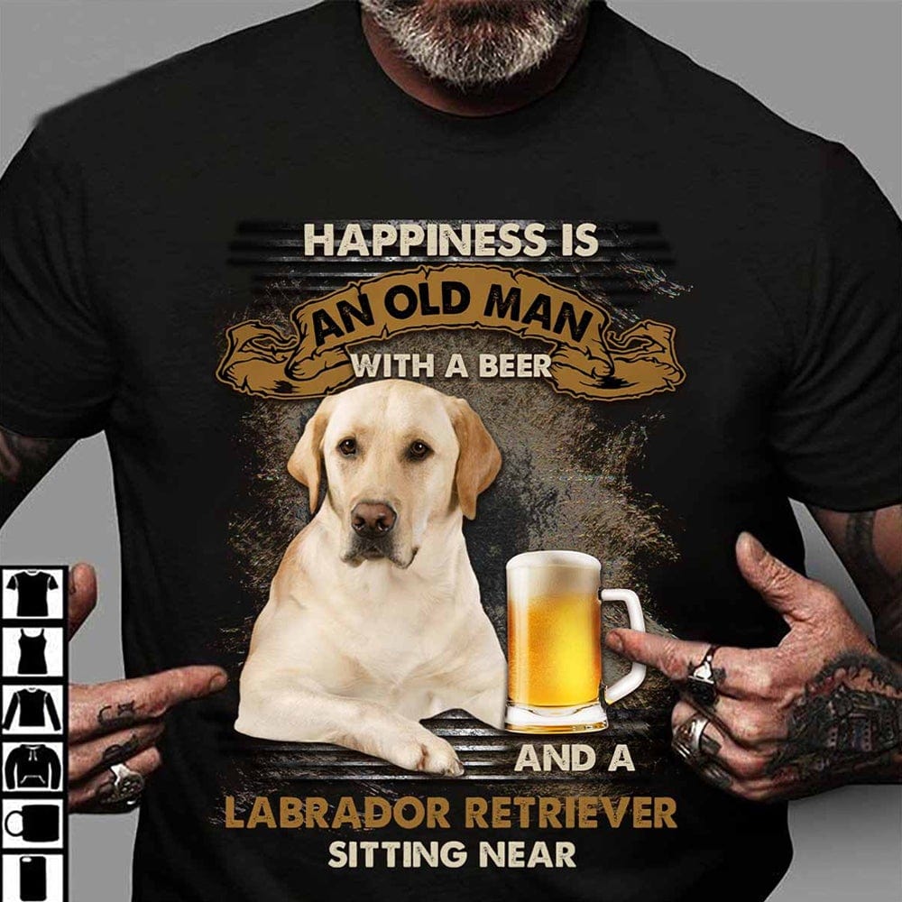 La felicidad es un anciano con cerveza y un labrador retriever sentado cerca de las camisetas