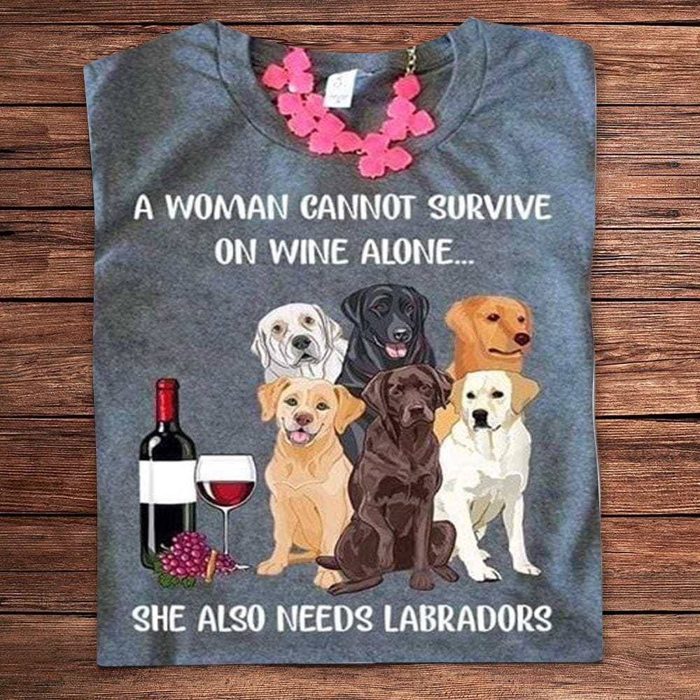 Una mujer no puede sobrevivir sólo con vino, también necesita camisetas de Labrador Retriever