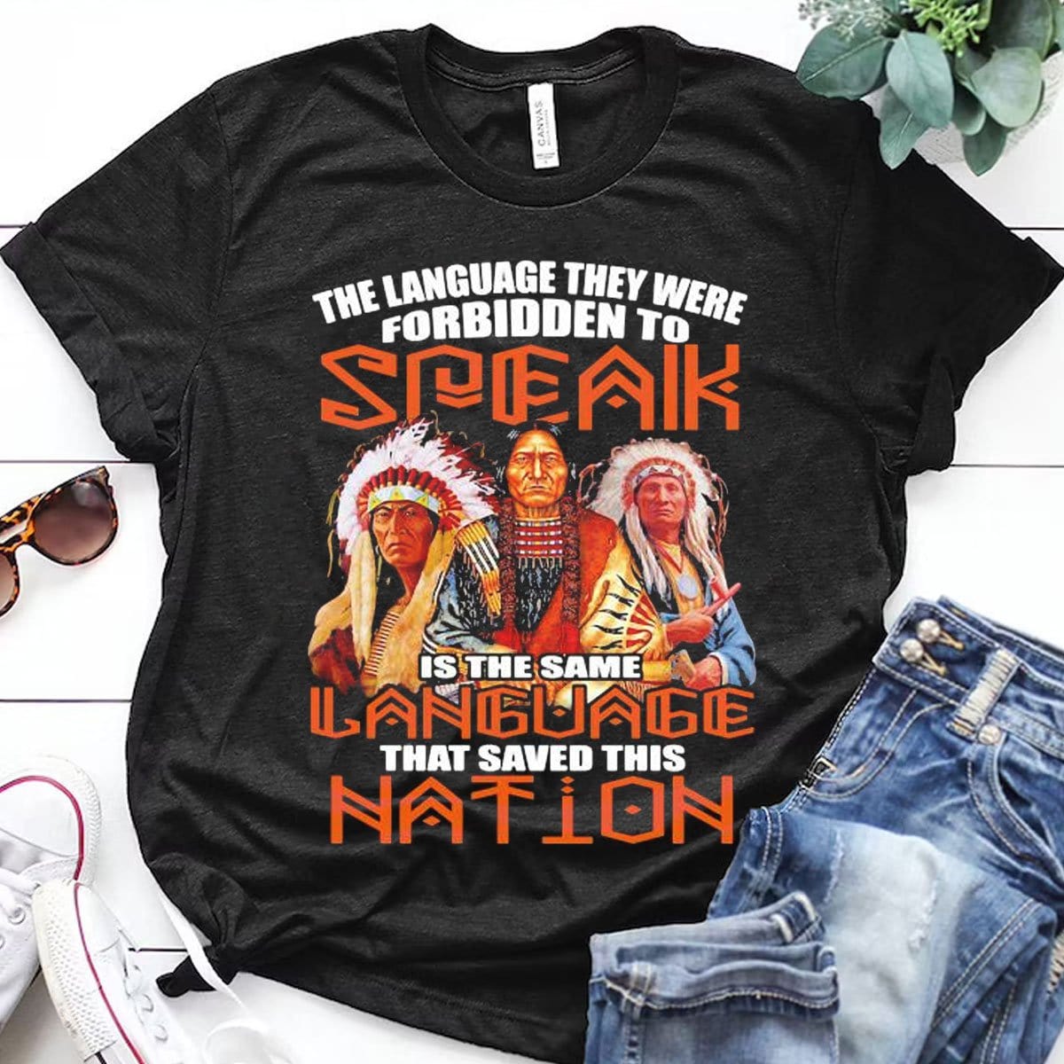El idioma que se les prohibió hablar es el mismo que salvó a esta nación, camisetas de nativos americanos