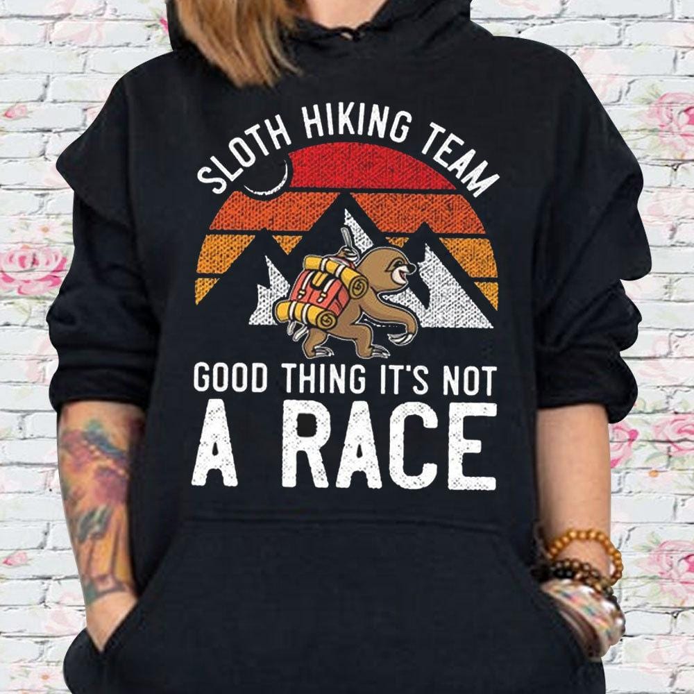 Camisetas del equipo de senderismo de perezosos Menos mal que no es una carrera