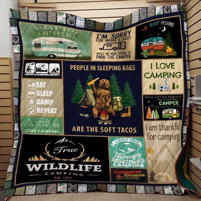 La gente en sacos de dormir son los tacos suaves, mantas de camping de vellón y sherpa