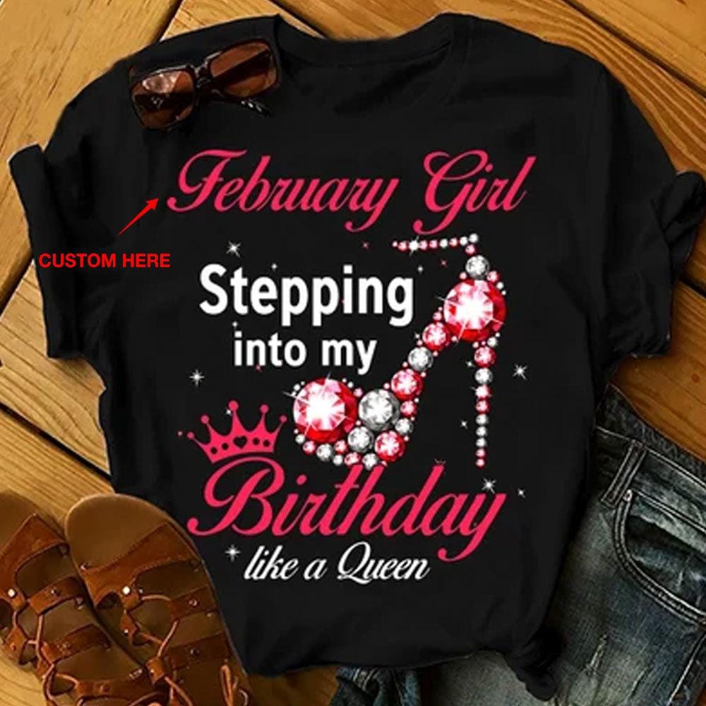 Chica de febrero entrando en mi cumpleaños como una reina con tacones altos, camisetas de cumpleaños personalizadas