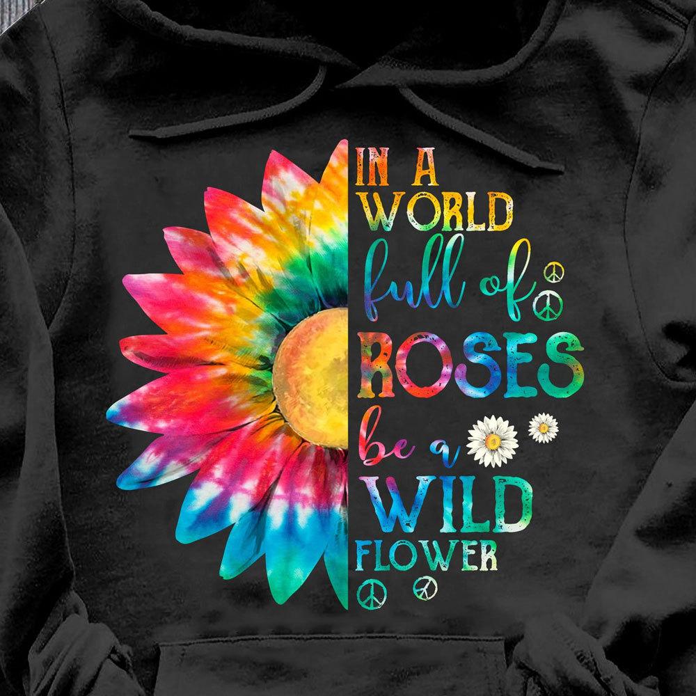 En un mundo lleno de rosas sé una flor silvestre, camiseta hippie