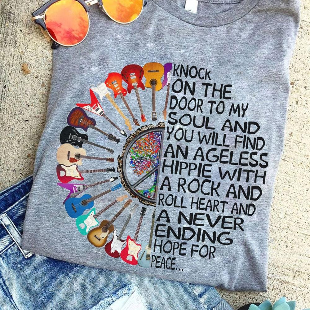 La puerta de mi alma y encontrarás un hippie sin edad con una camiseta rockera, camiseta hippie