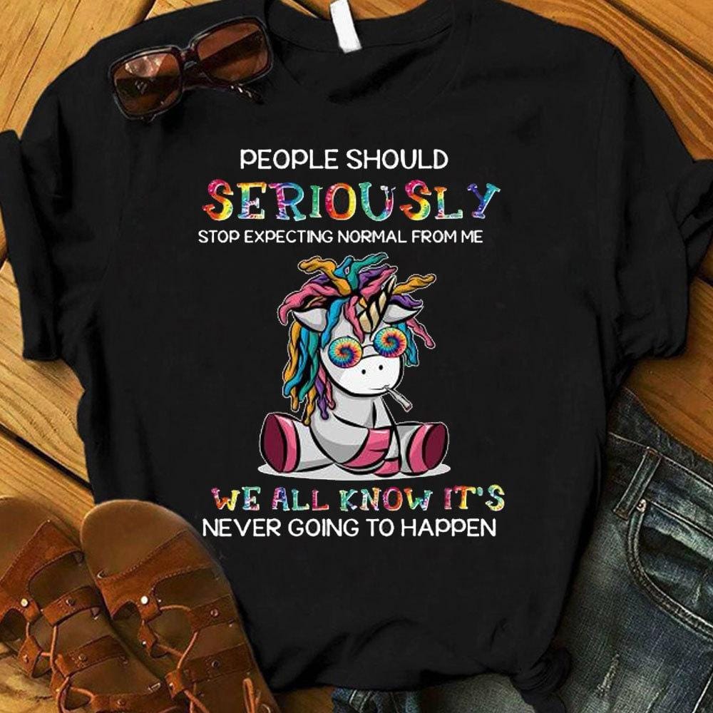 La gente debería dejar de esperar algo normal de mí. Todos sabemos que eso nunca va a suceder. Camisetas hippies