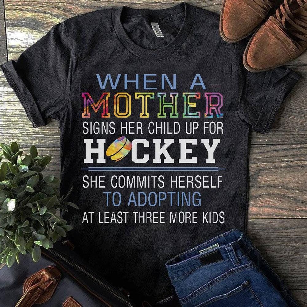 Camisetas de hockey para mamás Cuando una madre inscribe a su hijo en hockey, camisetas divertidas de hockey