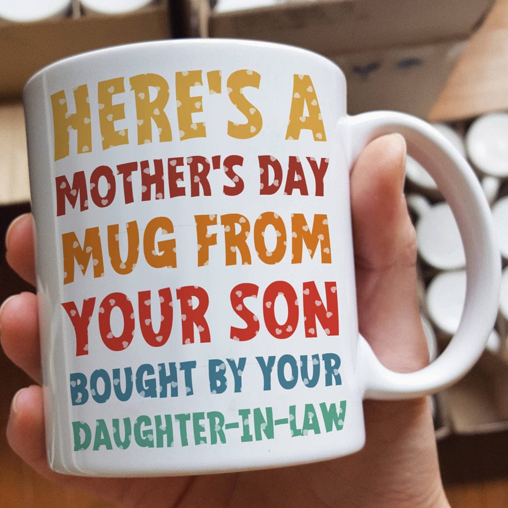 Aquí hay una taza del Día de la Madre que me compró mi hijo y mi nuera