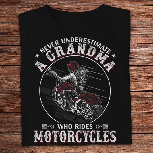 Nunca subestimes a una abuela que conduce motocicletas Camisetas