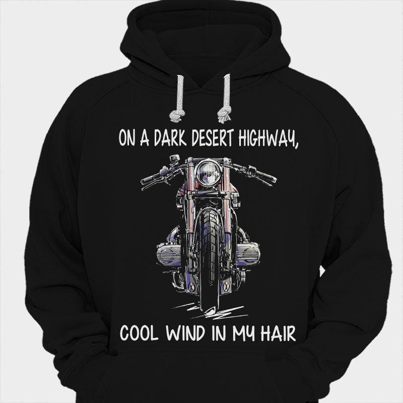 En una oscura carretera del desierto, viento fresco en mi cabello, camisetas de motocicletas