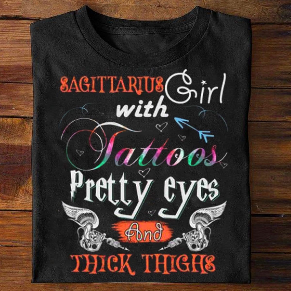Camisetas de chica Sagitario con tatuajes, ojos bonitos y muslos gruesos