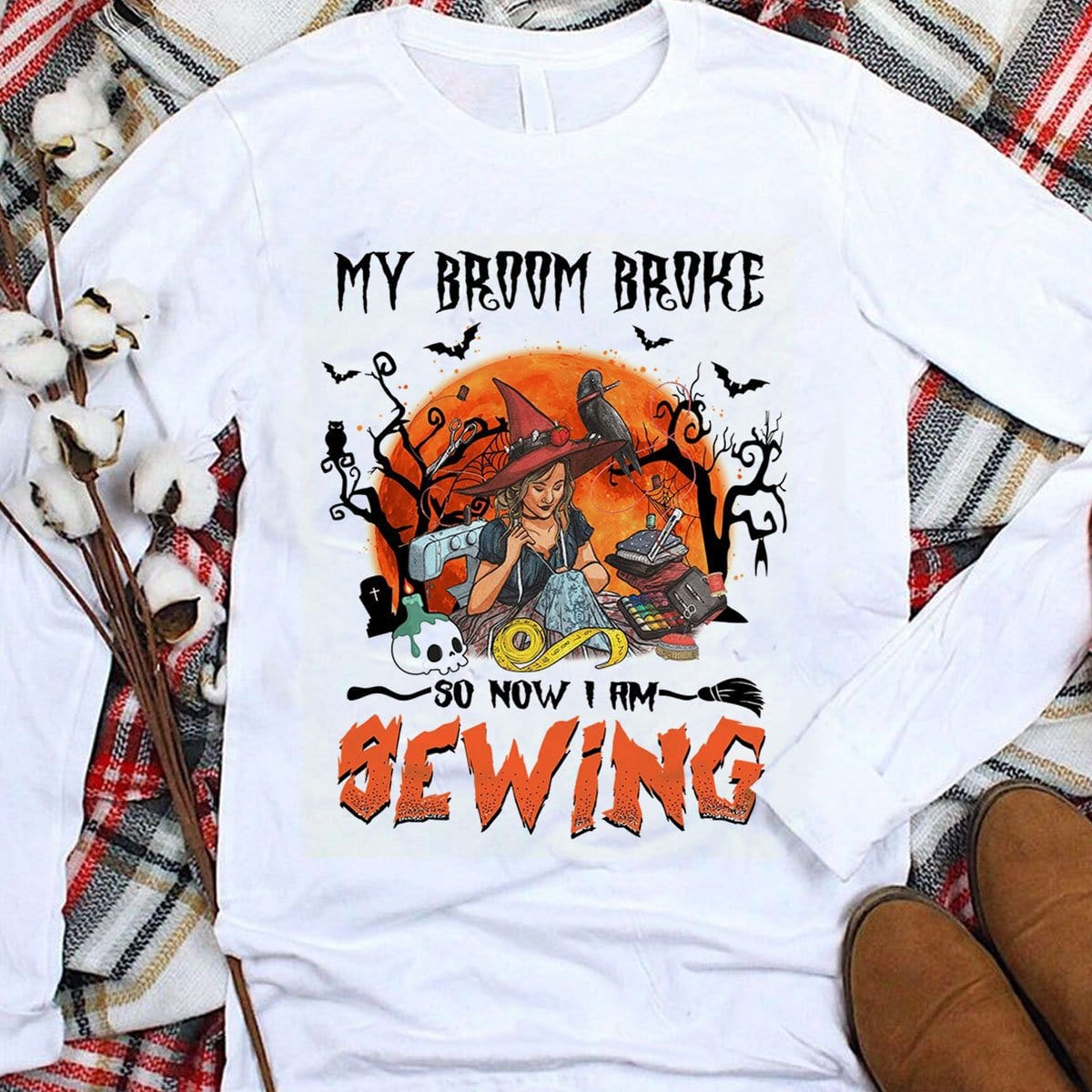 Mi escoba se rompió, así que ahora estoy cosiendo sudaderas y camisetas de Halloween