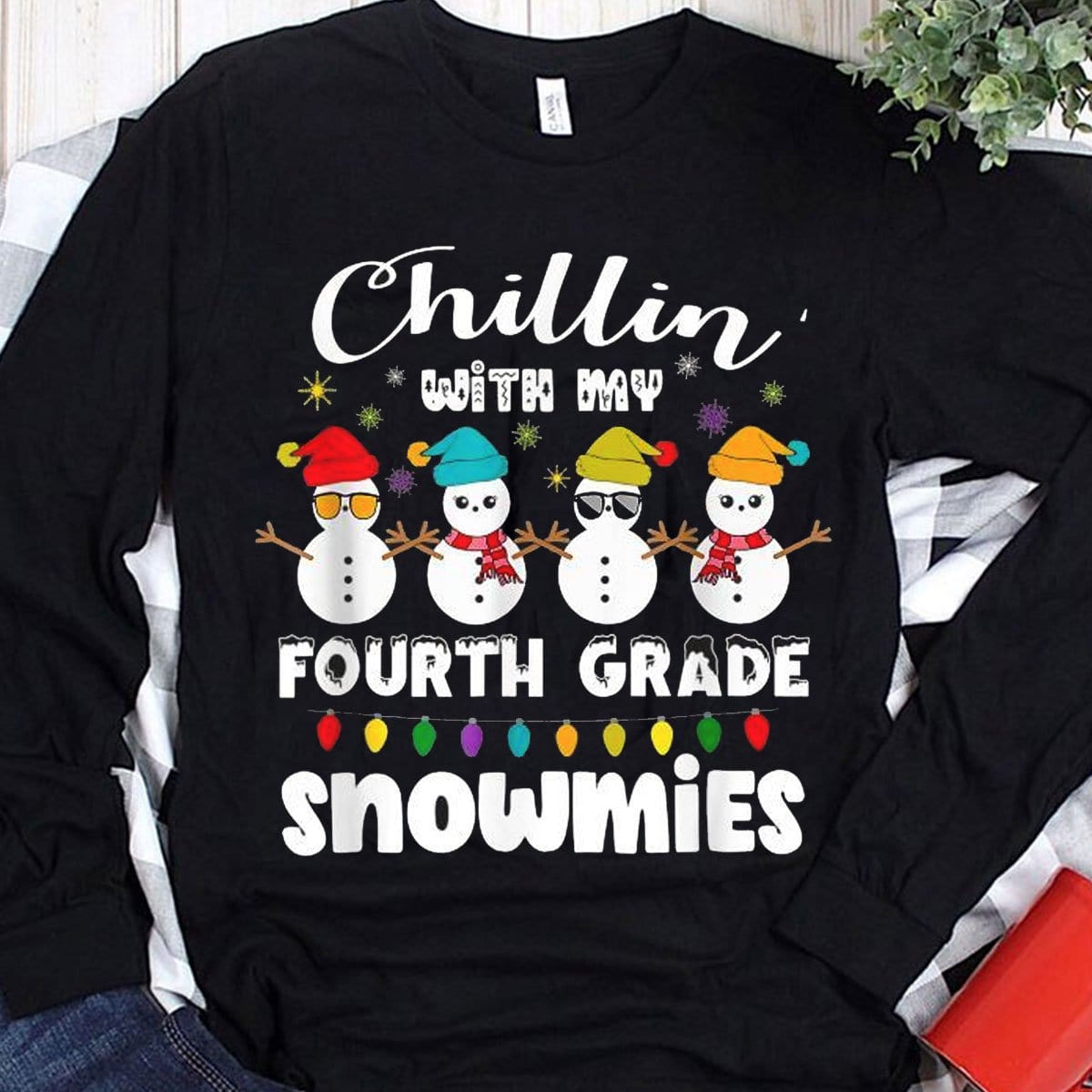 Sudadera con capucha y camisetas navideñas personalizadas para maestros Chillin With My Fourth Grade Snowmies