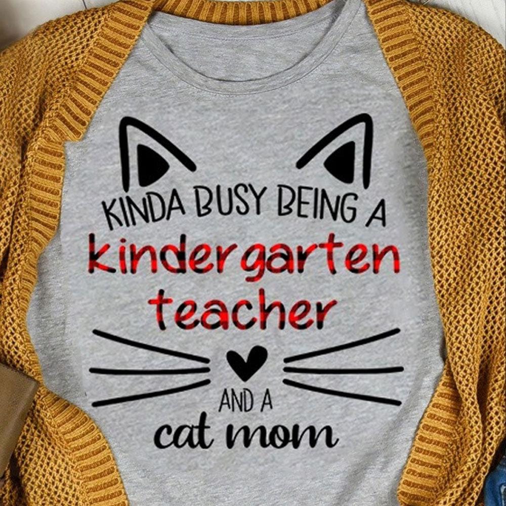 Camisetas para maestras de jardín de infantes, Kinda Busy Being A Kindergarten Teacher & Cat Mom
