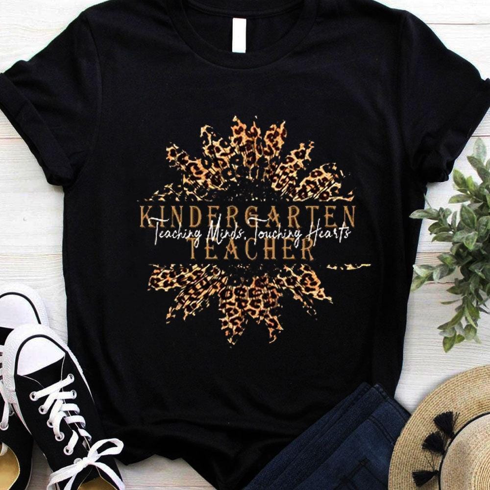 Camisetas para maestros de jardín de infantes que enseñan a las mentes a tocar corazones, leopardo y girasol