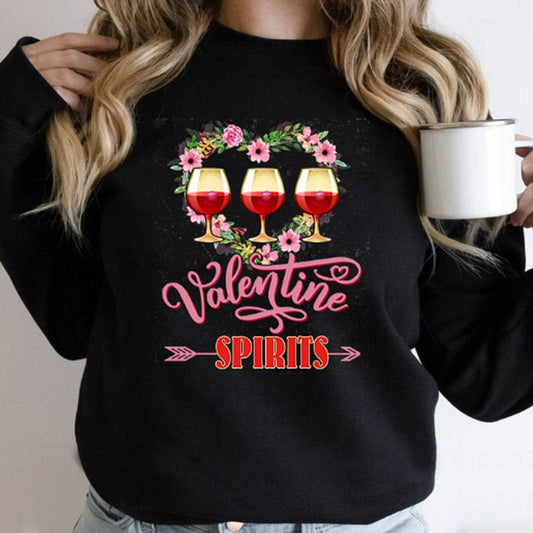 Camisas con espíritu de San Valentín y vino tinto