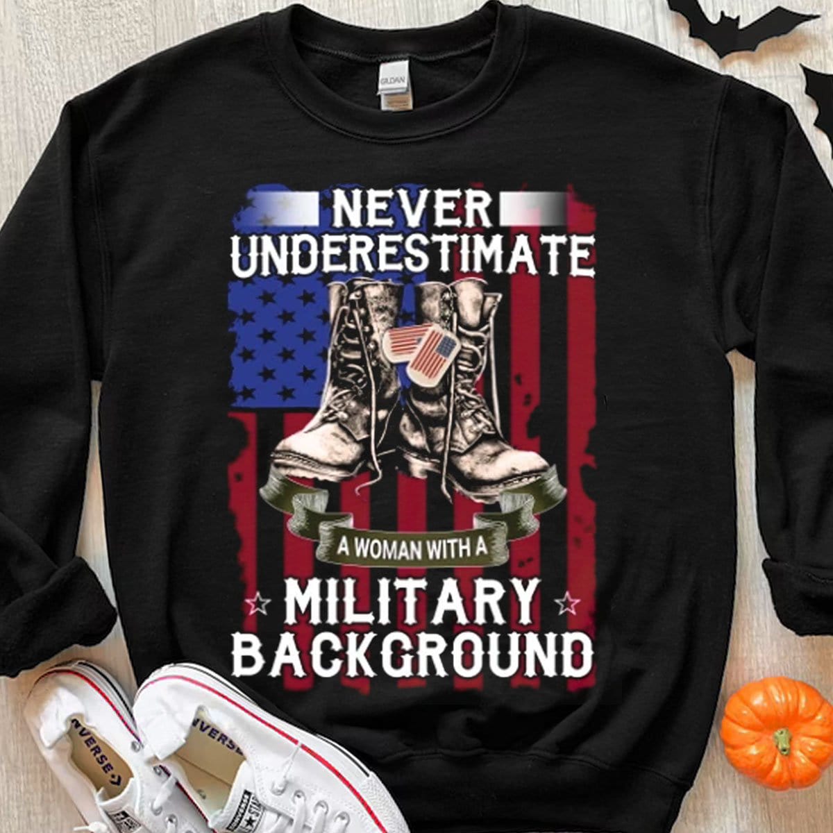 Nunca subestimes a una mujer con antecedentes militares Sudadera con capucha y camisetas de veterano
