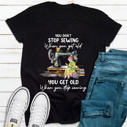 No dejas de coser cuando envejeces. Citas divertidas. Camisetas hechas con máquinas de coser.