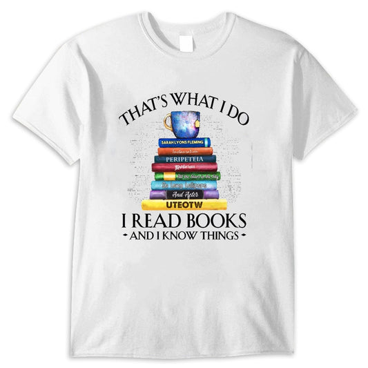 Eso es lo que hago. Leo libros y sé cosas. Camiseta con taza de té y pila de libros