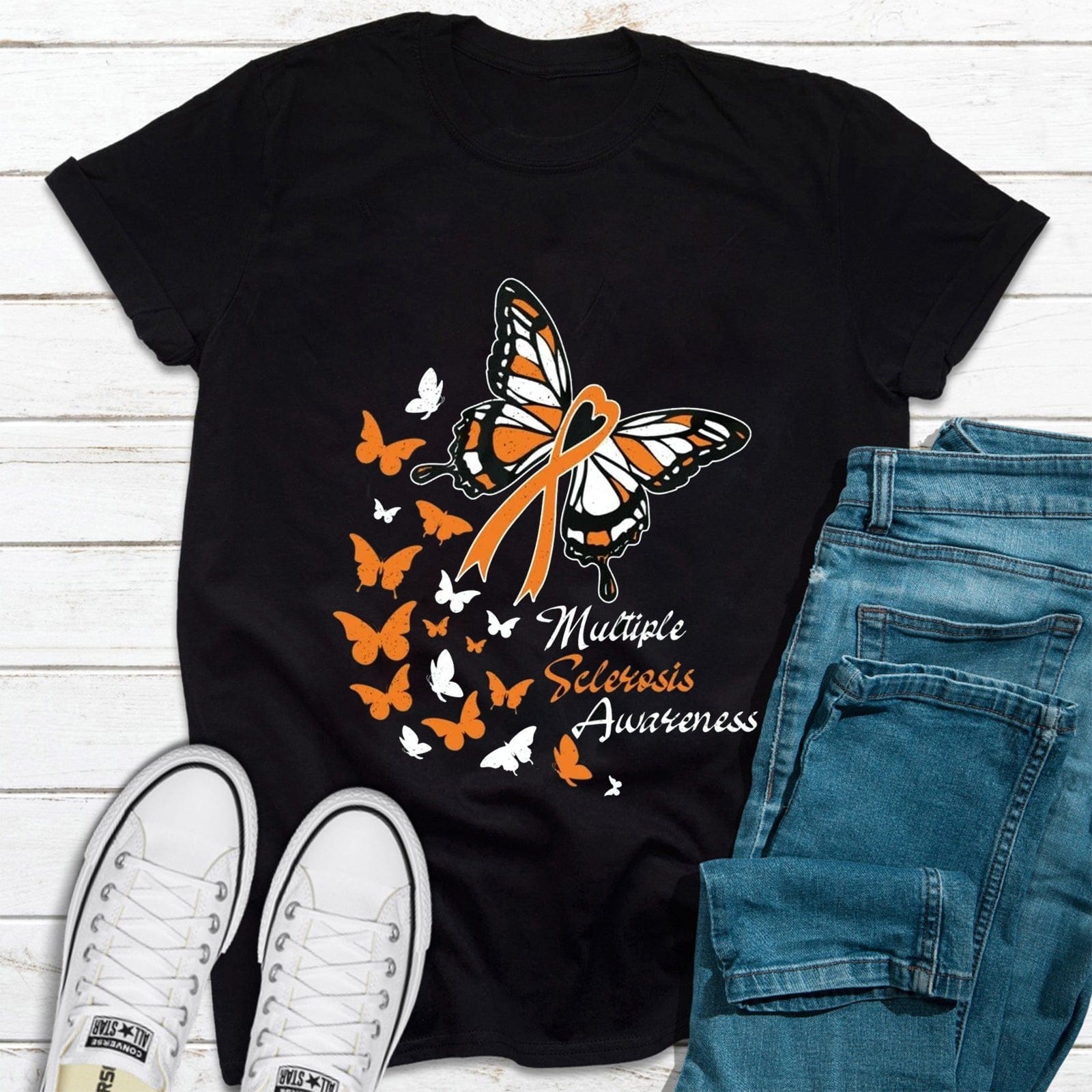 Camiseta con lazo de mariposas para concienciar sobre la esclerosis múltiple