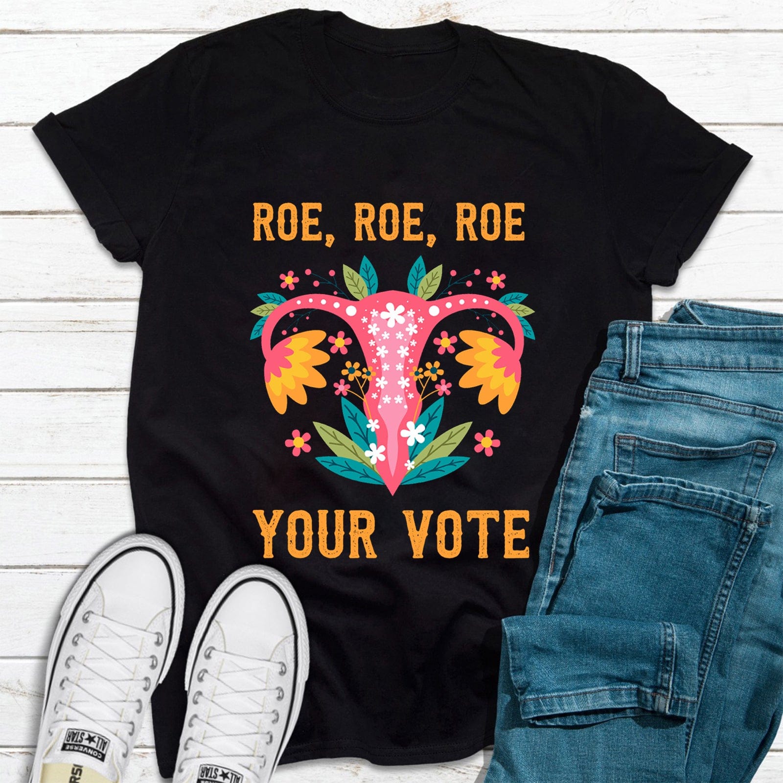 Camiseta con mensaje floral sobre derechos reproductivos "Tu voto es tuyo"