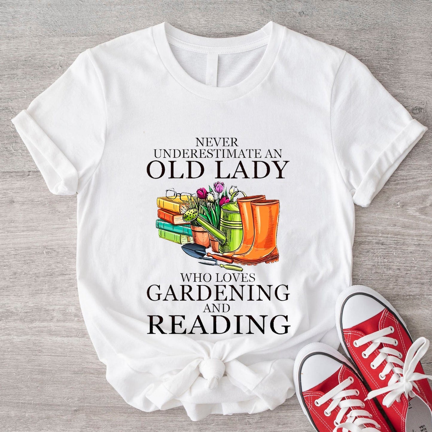 Nunca subestimes a una anciana que ama la jardinería y leer libros y camiseta para amantes de la jardinería
