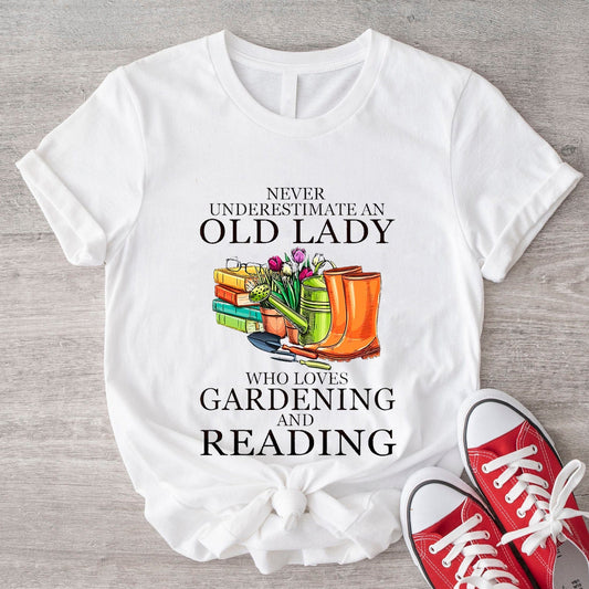 Nunca subestimes a una anciana que ama la jardinería y leer libros y camiseta para amantes de la jardinería