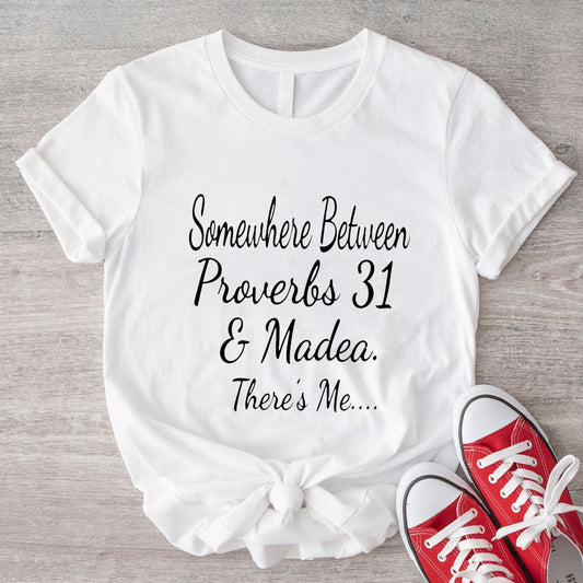 En algún lugar entre Proverbios 31 y Madea La camiseta de Me Jesus