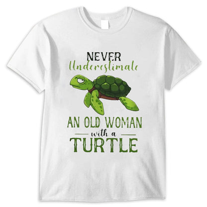 Nunca subestimes a una anciana con una camiseta de tortuga