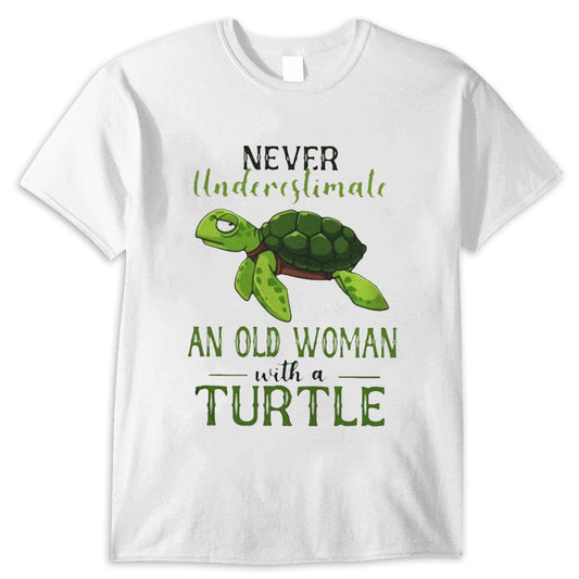 Nunca subestimes a una anciana con una camiseta de tortuga