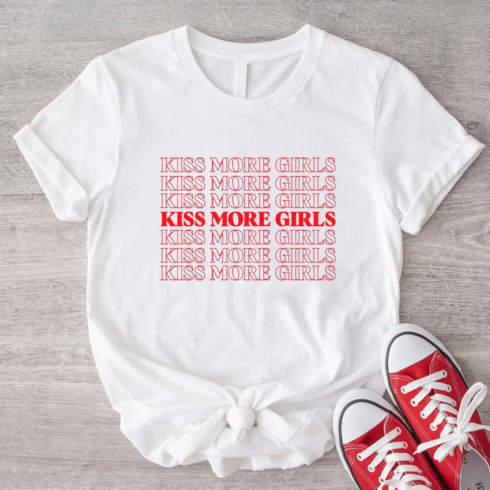 Camiseta LGBT con el mensaje "Besa a más chicas lesbianas"