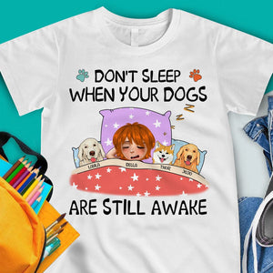 Camiseta personalizada para amantes de los perros: no duermas cuando tus perros aún estén despiertos