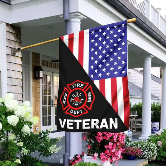 Casa y jardín con banderas de veteranos y bomberos