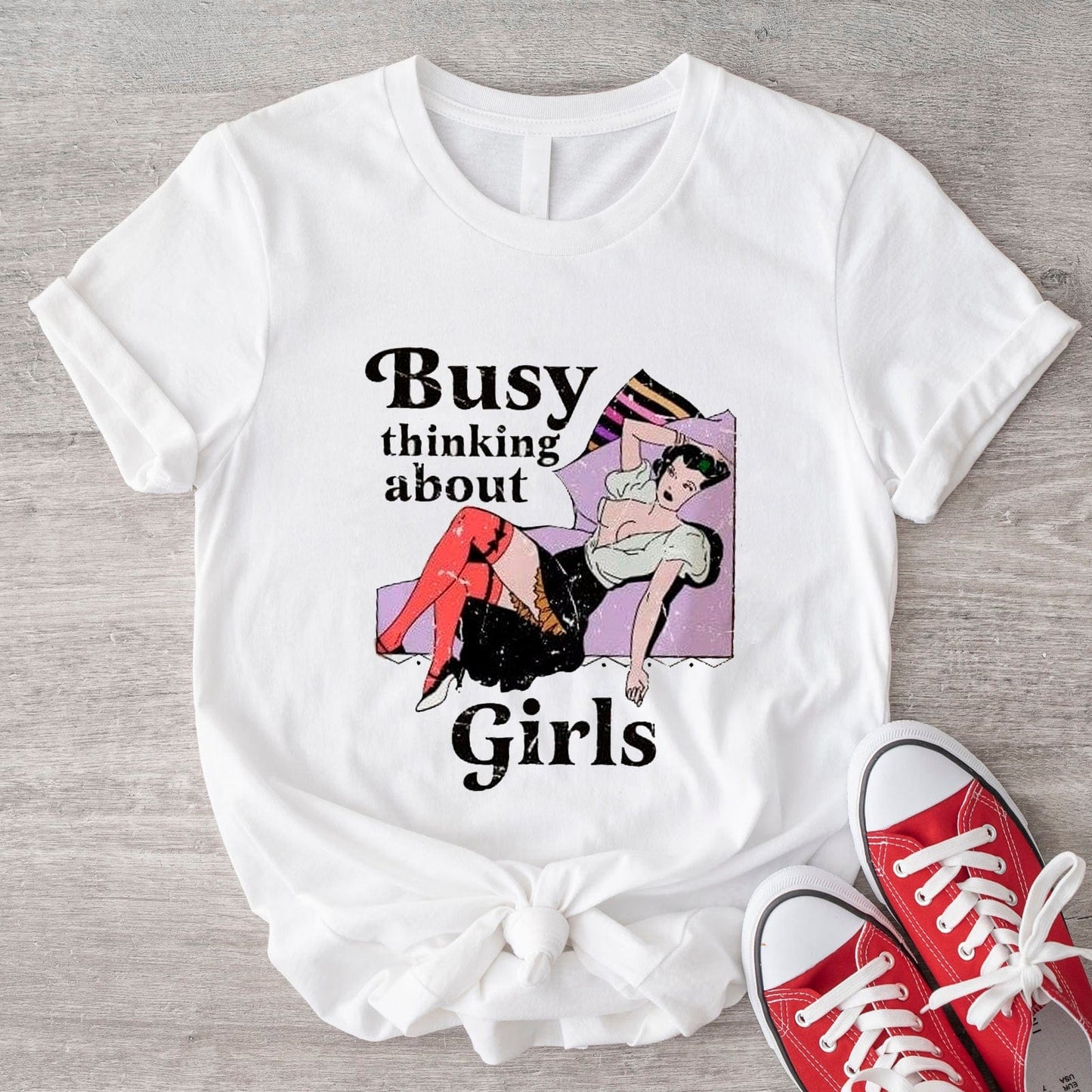 Camiseta LGBT del orgullo lésbico divertida "Ocupada pensando en chicas"