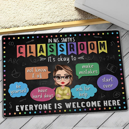 Felpudo personalizado para profesores: en el aula de la Sra. Profesora, está bien que todos sean bienvenidos aquí