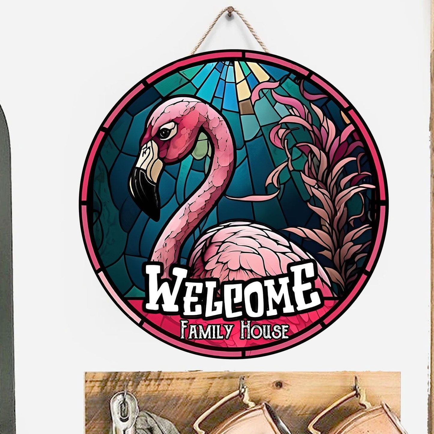 Letrero de madera redondo personalizado con flamenco: bienvenida a la casa familiar