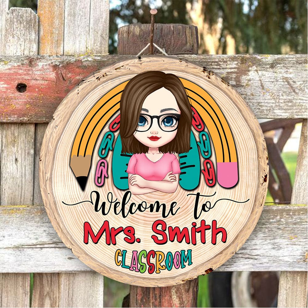 Letrero de madera redondo personalizado para el maestro: Bienvenido al aula de la Sra. Maestra