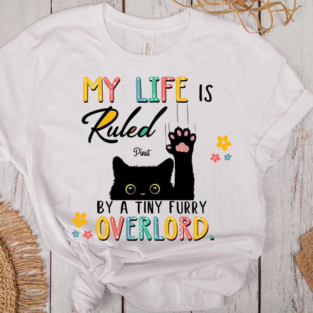 Camiseta personalizada con diseño de gato: mi vida está gobernada por un pequeño señor peludo