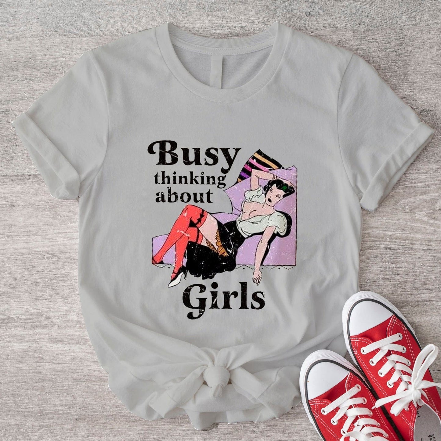 Camiseta LGBT del orgullo lésbico divertida "Ocupada pensando en chicas"