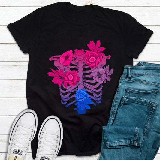 Camiseta con la bandera bisexual del orgullo bisexual con flores y esqueletos