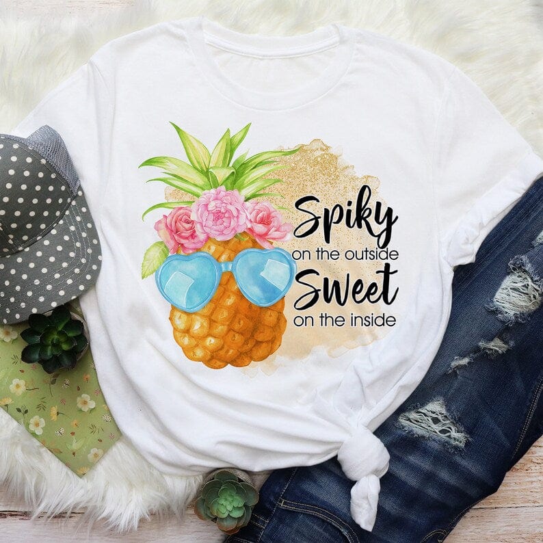 Camiseta con piña, puntiaguda por fuera y dulce por dentro