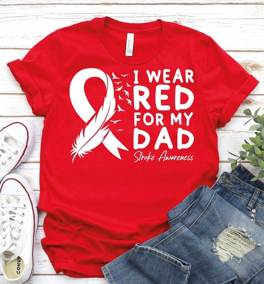 Me pongo rojo por mi papá Camisetas con lazo de plumas rojas para concientizar sobre los accidentes cerebrovasculares